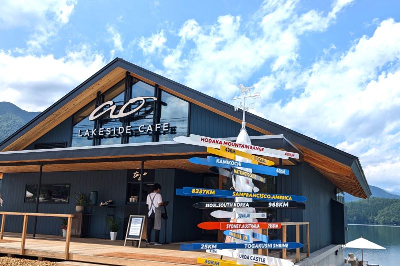 ao LAKESIDE CAFE